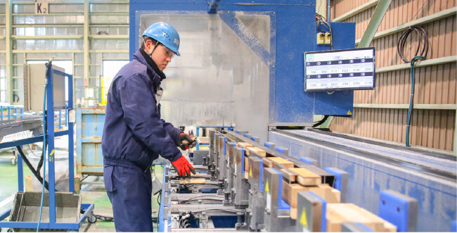 ●人と機械のハイブリッド生産体制！